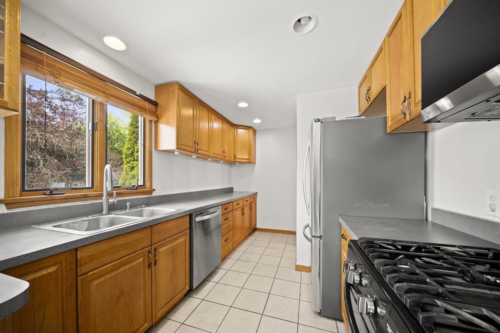 84 Wheeler Avenue Springfield, MA 01118 - Photo 22 of 42