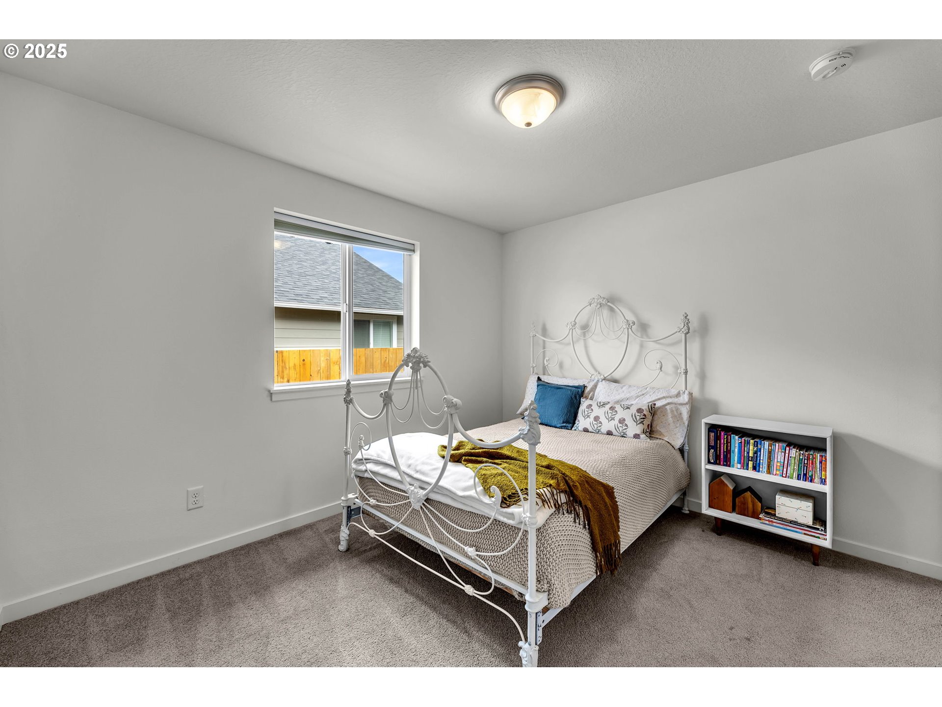 502 Cardinal Avenue Winlock, WA 98596 - Photo 20 of 33 a bedroom with a bed and a window