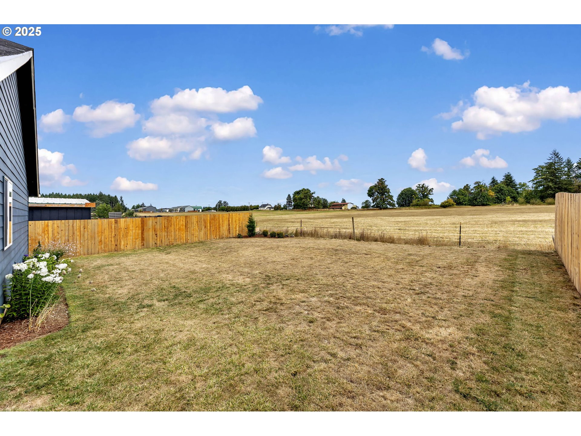 502 Cardinal Avenue Winlock, WA 98596 - Photo 27 of 33 a view of an ocean and beach