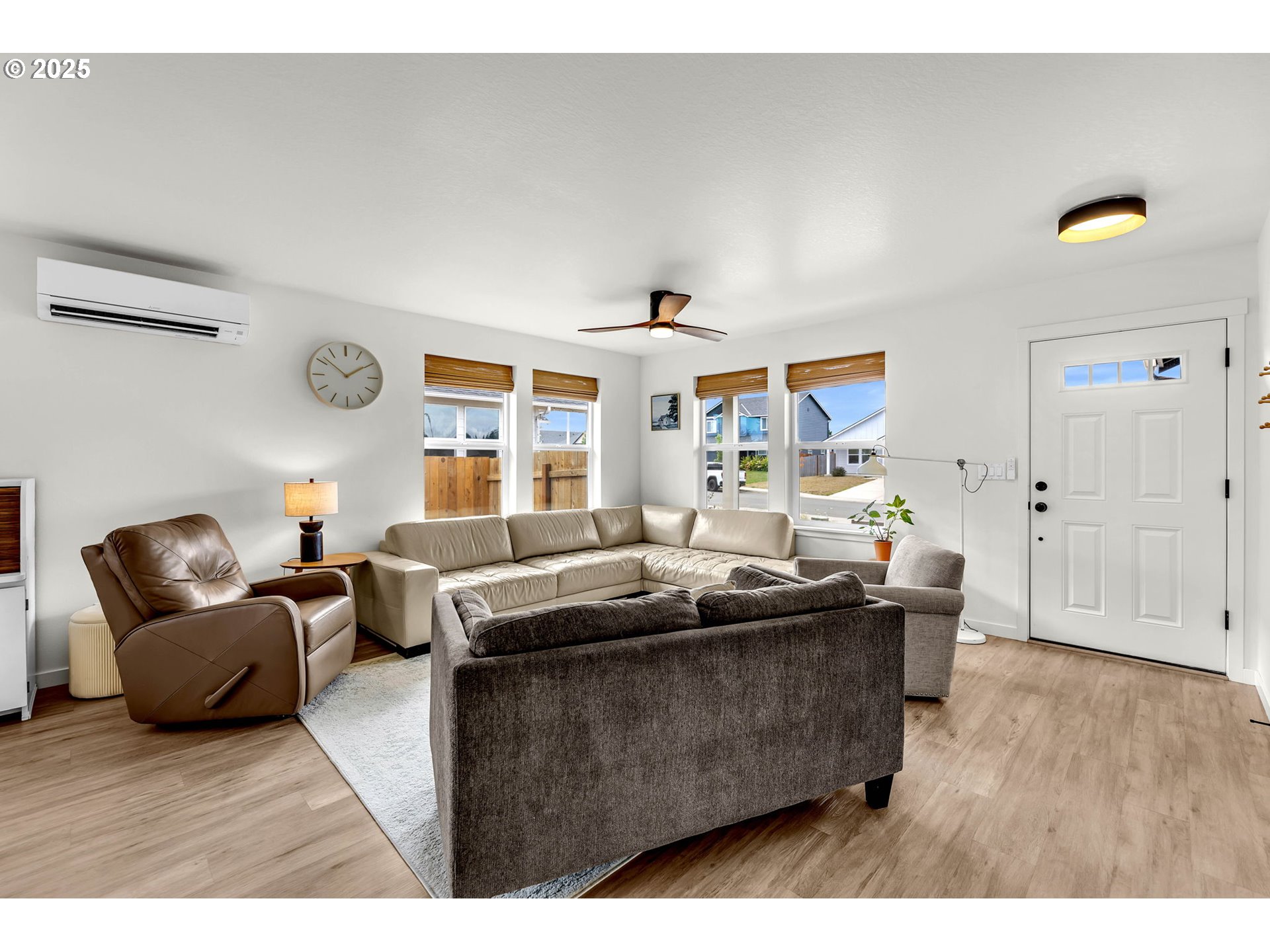 502 Cardinal Avenue Winlock, WA 98596 - Photo 3 of 33 a living room with furniture and wooden floor