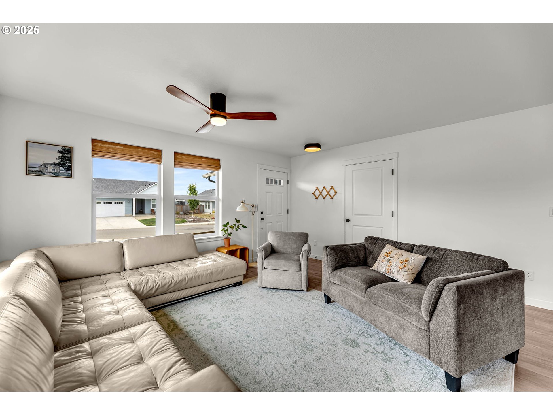 502 Cardinal Avenue Winlock, WA 98596 - Photo 4 of 33 a living room with furniture and window