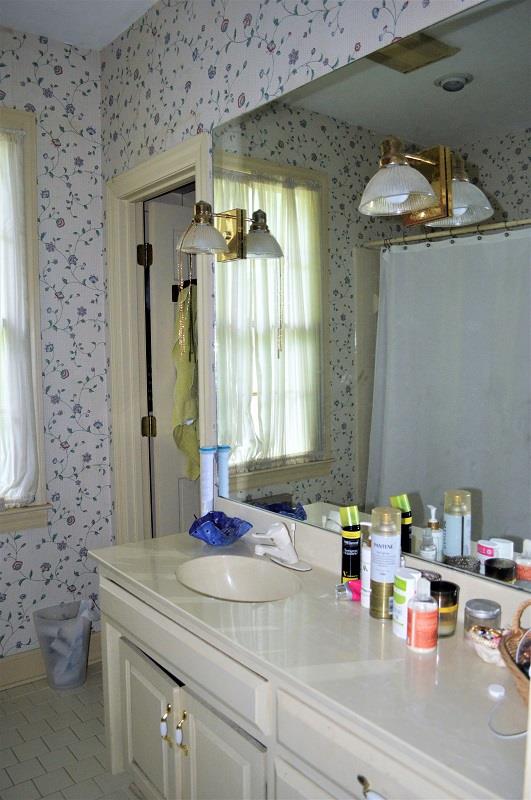 242 Shadowbrook Road Winchester, TN 37398 - Photo 19 of 30 On the other side of the dressing room closet is this full bath with tub/shower combination.