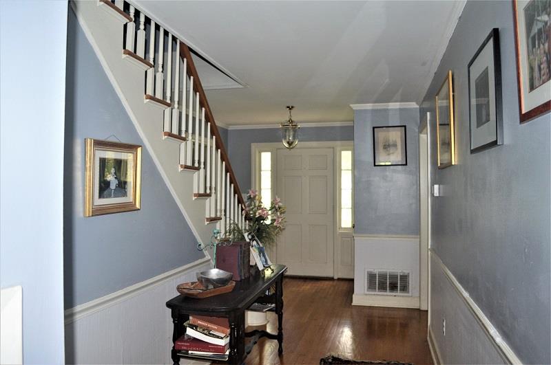 242 Shadowbrook Road Winchester, TN 37398 - Photo 4 of 30 Huge front entry foyer to welcome in your guest.