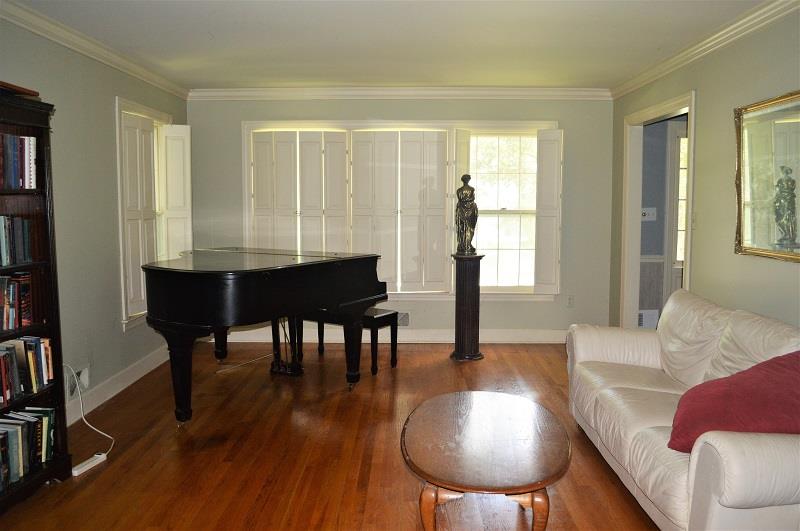 242 Shadowbrook Road Winchester, TN 37398 - Photo 5 of 30 To the right of the foyer is this wonderful 17x12 formal living room.