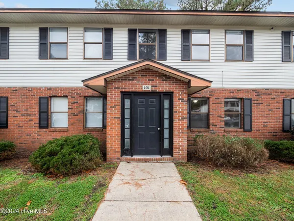 $895 | 101 Ravenwood Drive, Unit B, Jacksonville, NC 28546