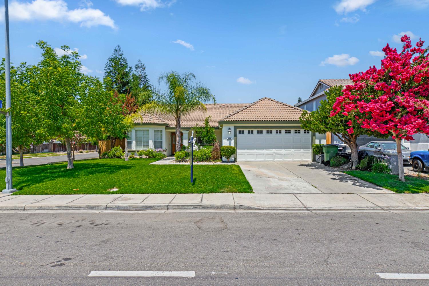 995 West Springer Drive Turlock, CA 95382 - Photo 3 of 39 a view of front a house and a yard