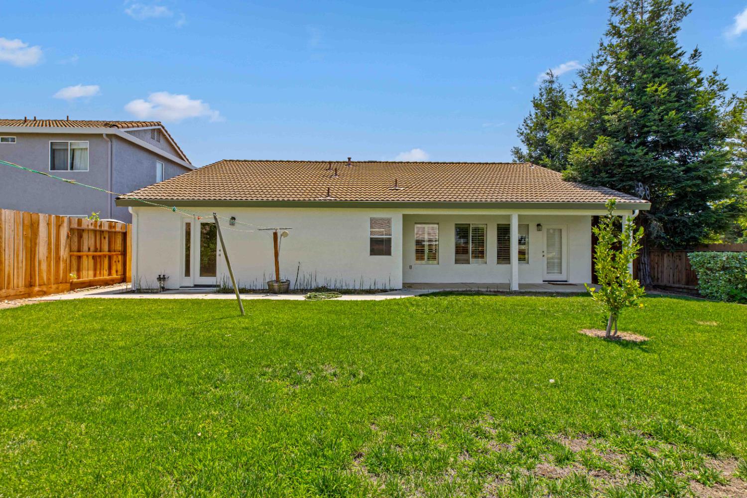 995 West Springer Drive Turlock, CA 95382 - Photo 31 of 39 a view of a yard in front of a house