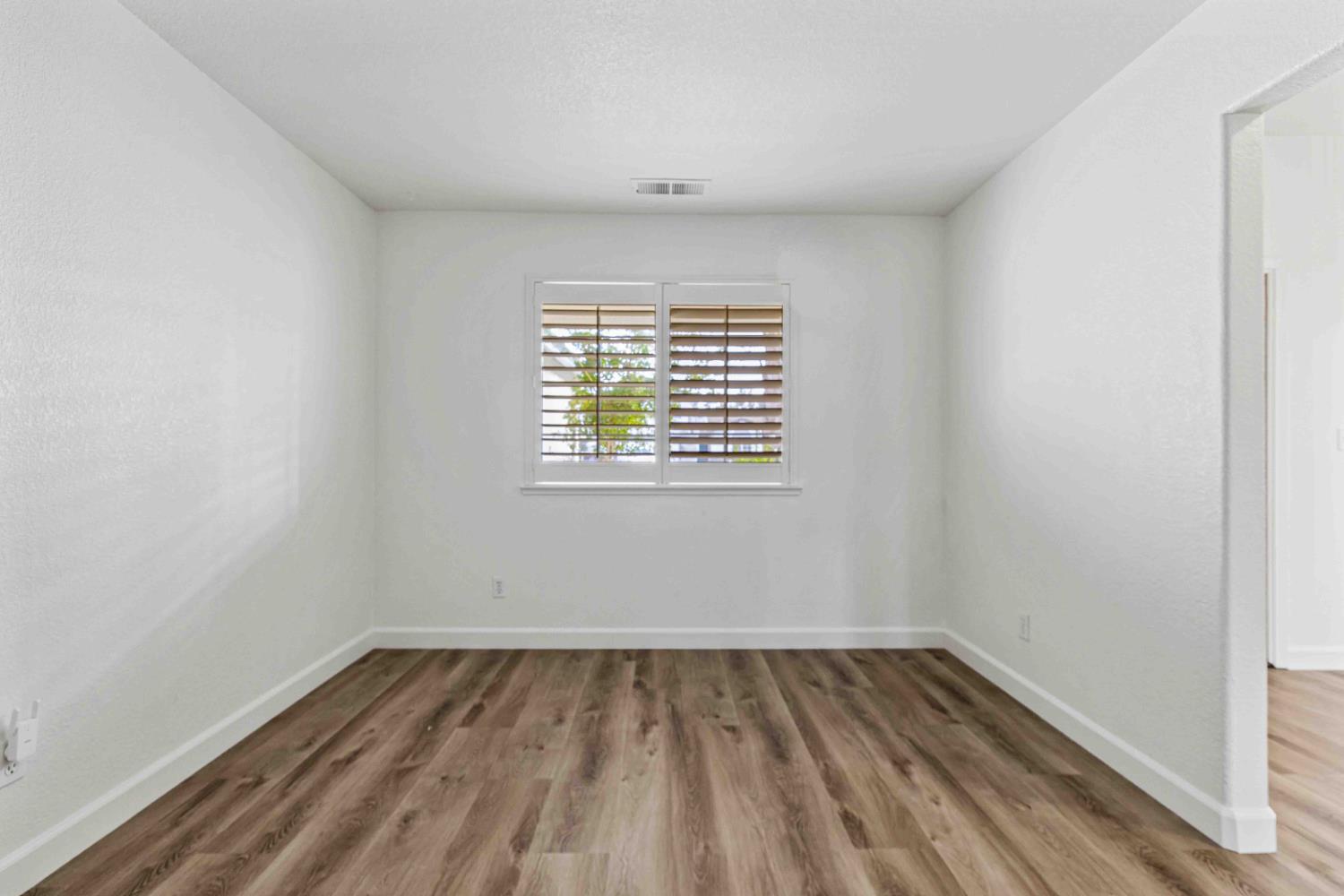 995 West Springer Drive Turlock, CA 95382 - Photo 8 of 39 an empty room with a window