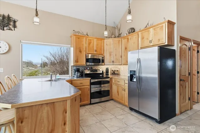 $595,000 | 56082 Highway 155, Electric City, WA 99123