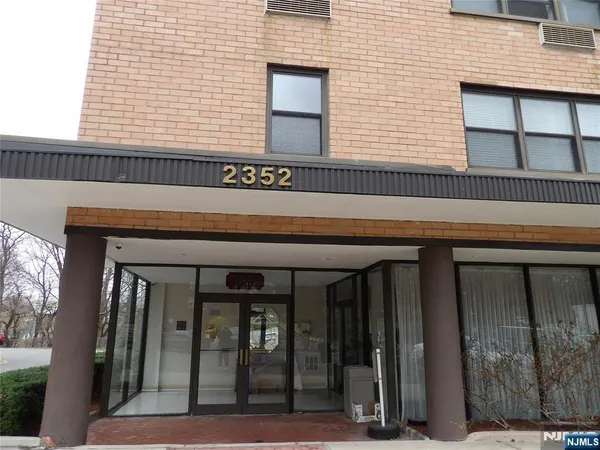 $2,800 | 2352 Linwood Avenue, Unit 5H, Fort Lee, NJ 07024
