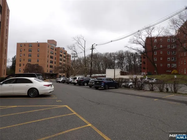$2,800 | 2352 Linwood Avenue, Unit 5H, Fort Lee, NJ 07024