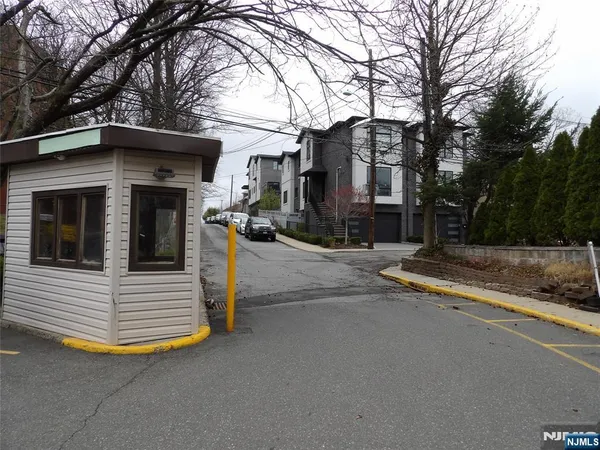 $2,800 | 2352 Linwood Avenue, Unit 5H, Fort Lee, NJ 07024