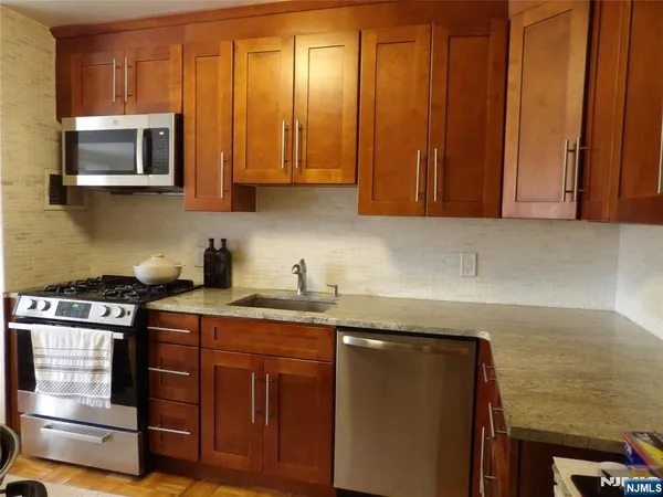 $2,800 | 2352 Linwood Avenue, Unit 5H, Fort Lee, NJ 07024