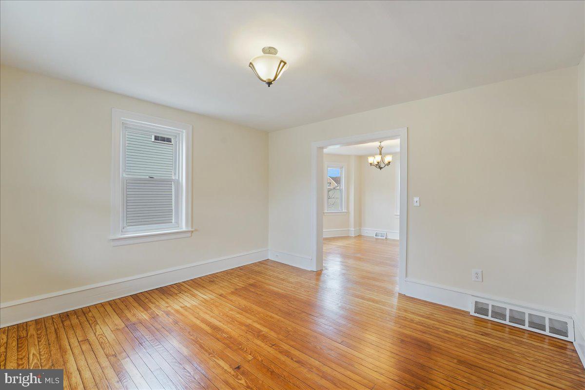 2530 East County Line Road Ardmore, PA 19003 - Photo 5 of 27 Living room