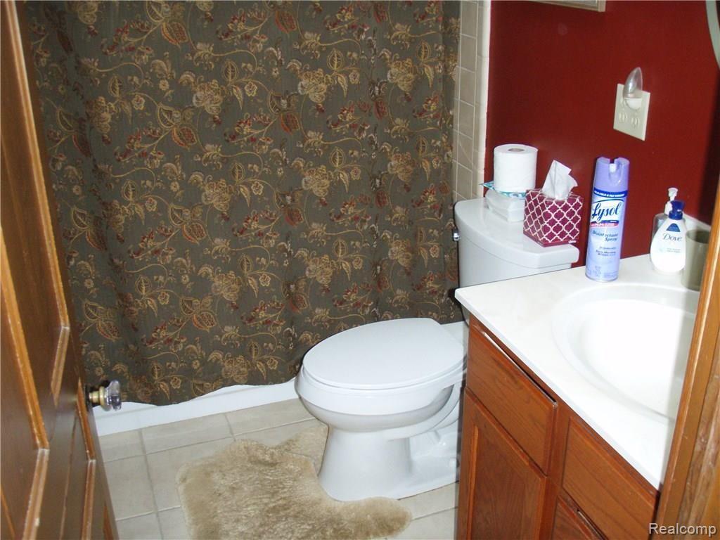 11754 Merrill Road Whitmore Lake, MI 48189 - Photo 34 of 42 Main Floor Full Bathroom
