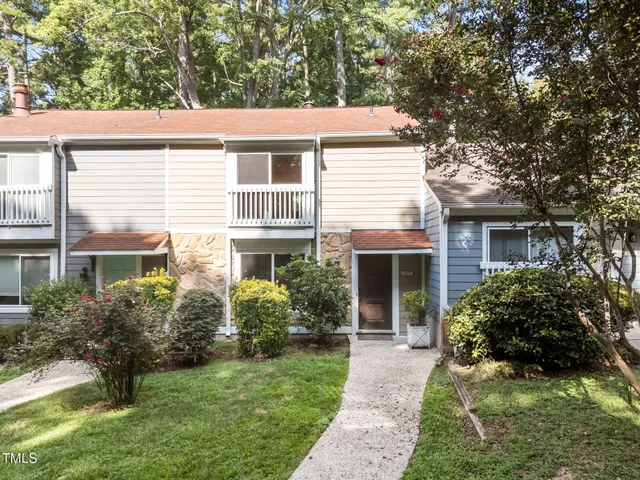 a view of a house with backyard and garden