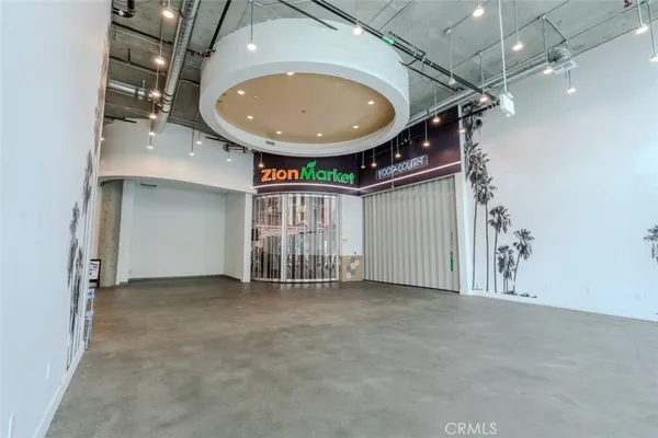$7 | 750 South Oxford Avenue, Los Angeles, CA 90005