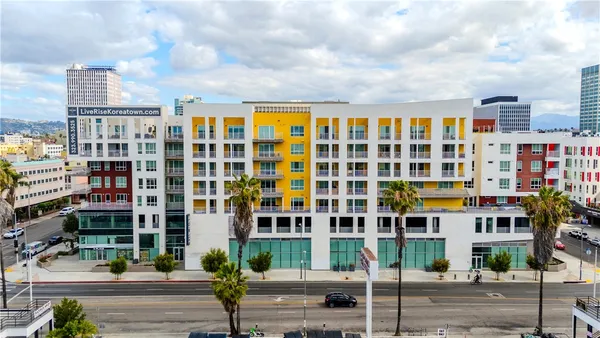 $7 | 750 South Oxford Avenue, Los Angeles, CA 90005