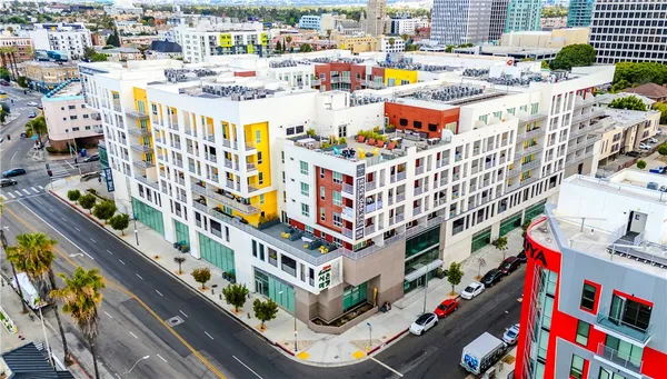 $7 | 750 South Oxford Avenue, Los Angeles, CA 90005