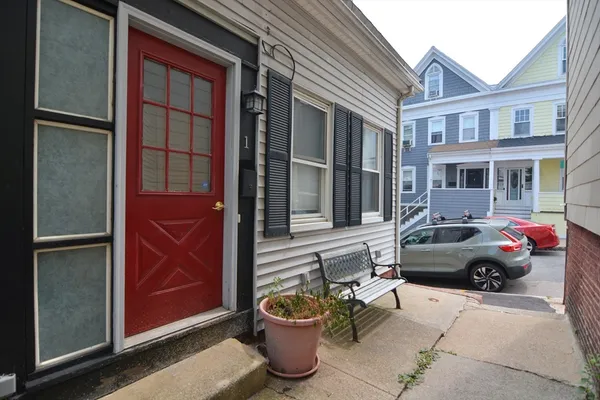 $3,900 | 1 Pearl Street Place, Unit 1, Boston, MA 02129