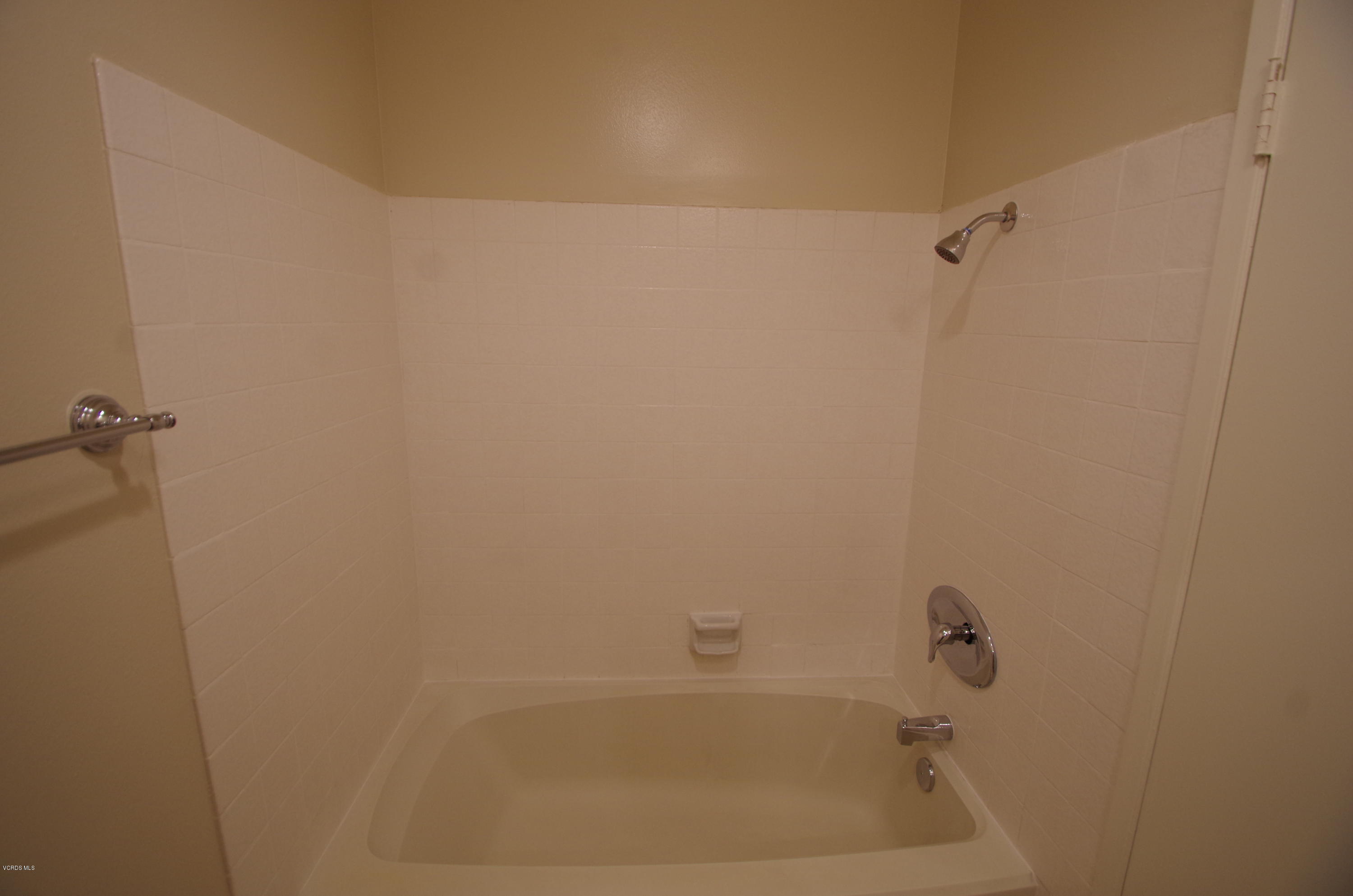 533 Spring Road, Unit 22 Moorpark, CA 93021 - Photo 14 of 20 a bathroom with a bathtub