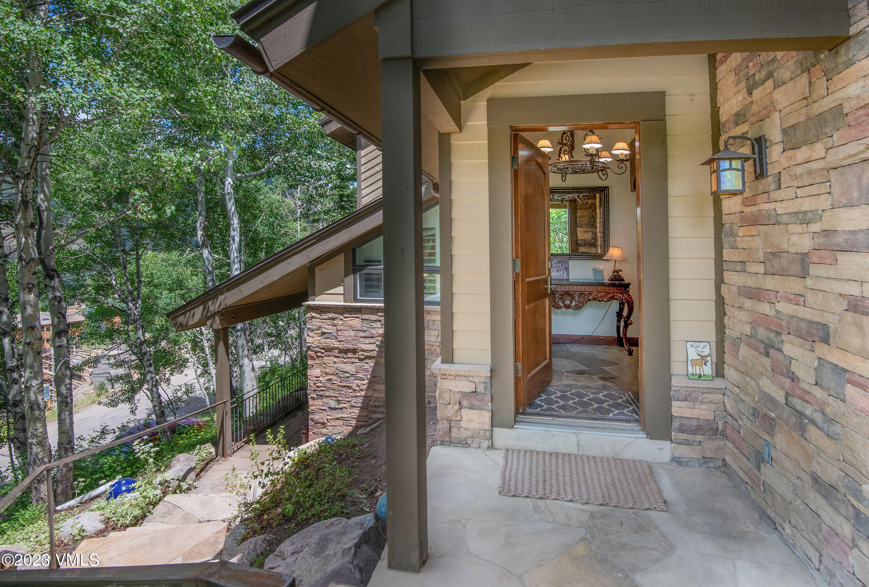850 Eagle Drive Eagle-Vail, CO 81620 - Photo 2 of 11 a view of a corridor