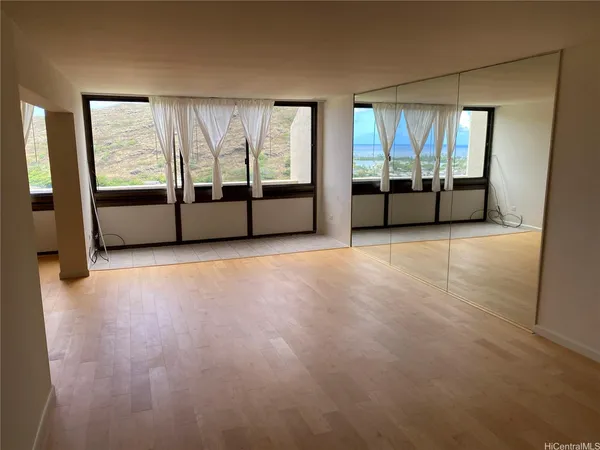 $3,400 | 531 Hahaione Street, Unit 2/18C, Honolulu, HI 96825