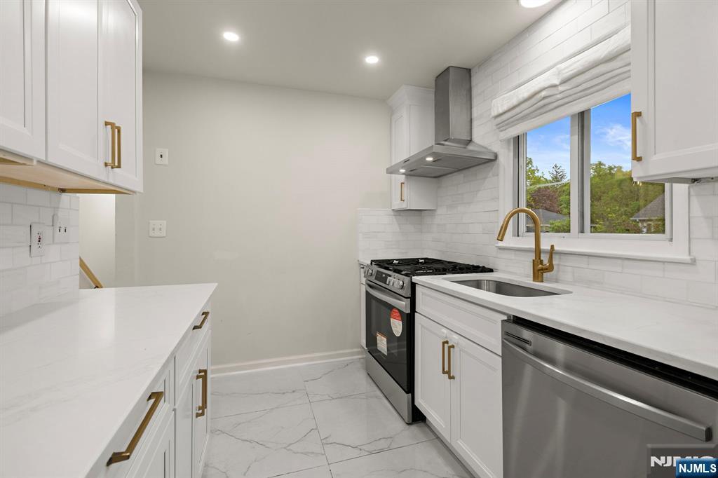 32 Beechwood Road Cresskill, NJ 07626 - Photo 3 of 26
