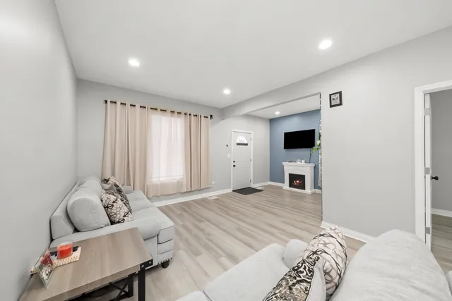 $279,000 | 1274 West 73rd Place, Chicago, IL 60636