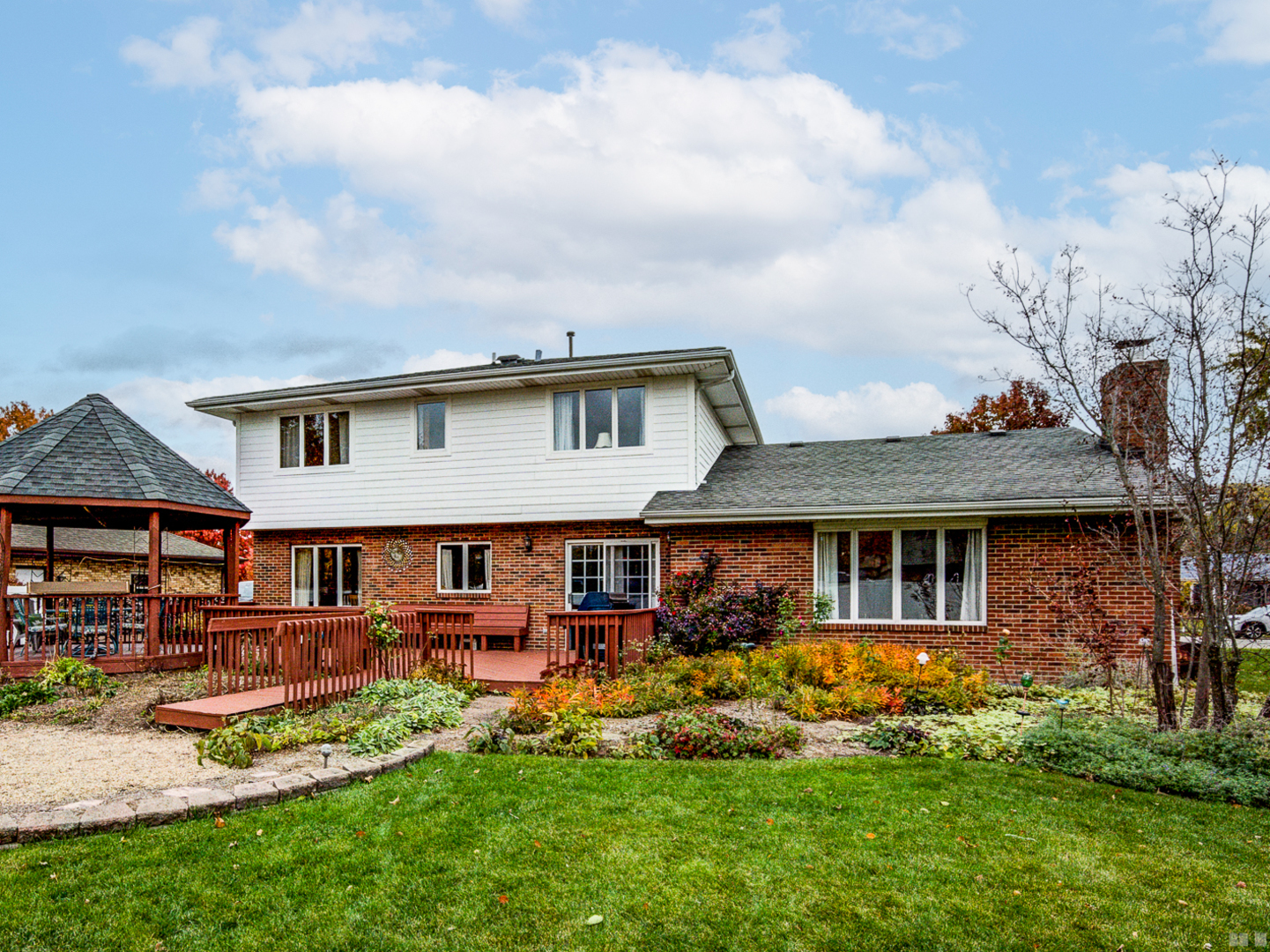 1525 Cimarron Drive New Lenox, IL 60451 - Photo 31 of 41 a front view of a residential houses with yard and green space