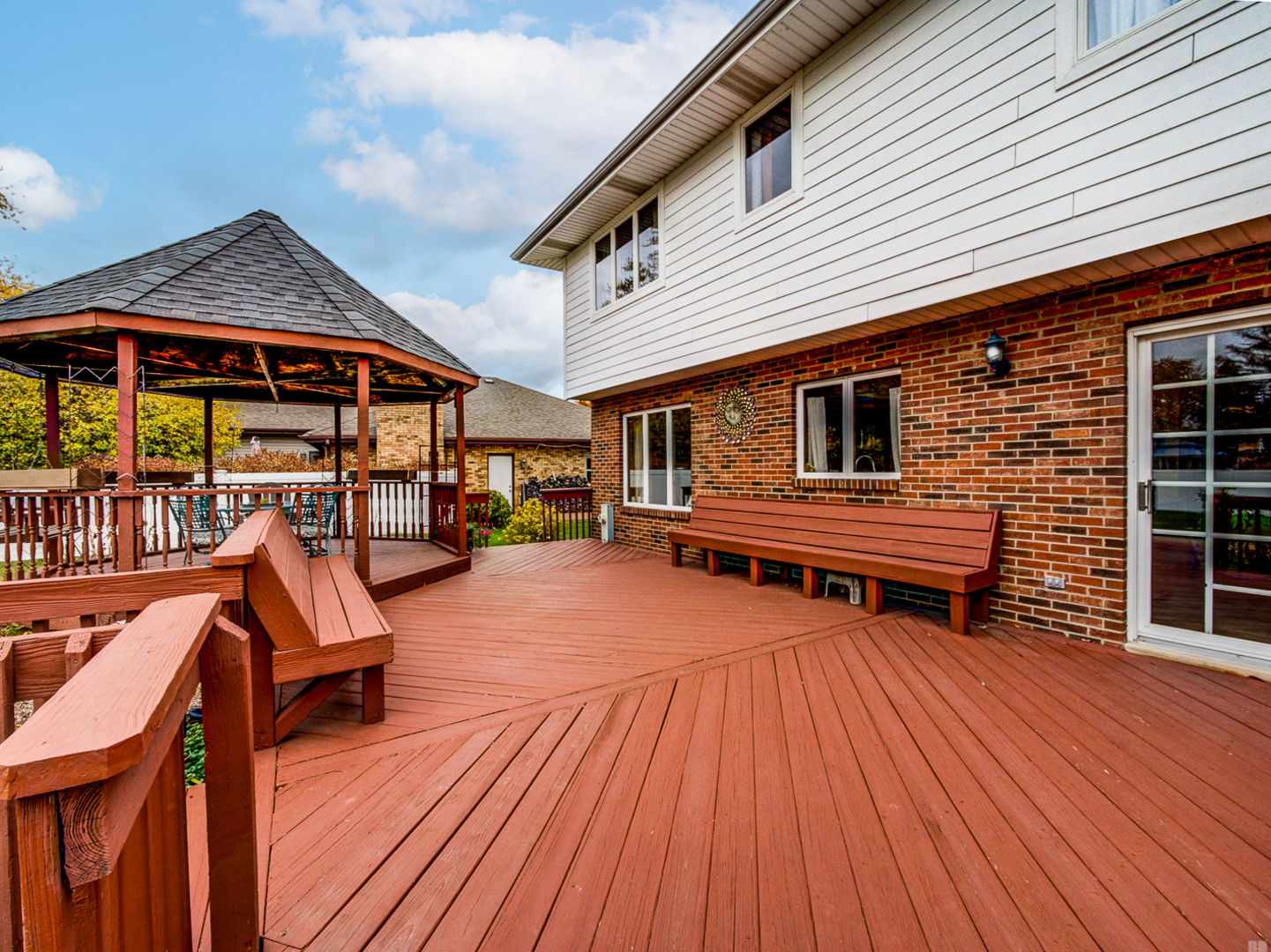 1525 Cimarron Drive New Lenox, IL 60451 - Photo 33 of 41 a backyard of a house with wooden deck table and chairs