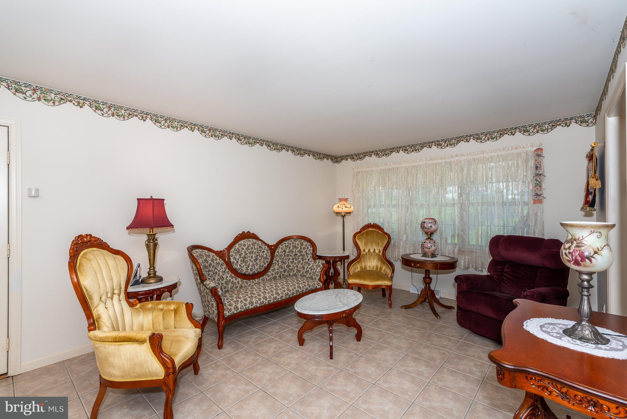 3114 Turnpike Road Elizabethtown, PA 17022 - Photo 2 of 24 Livingroom