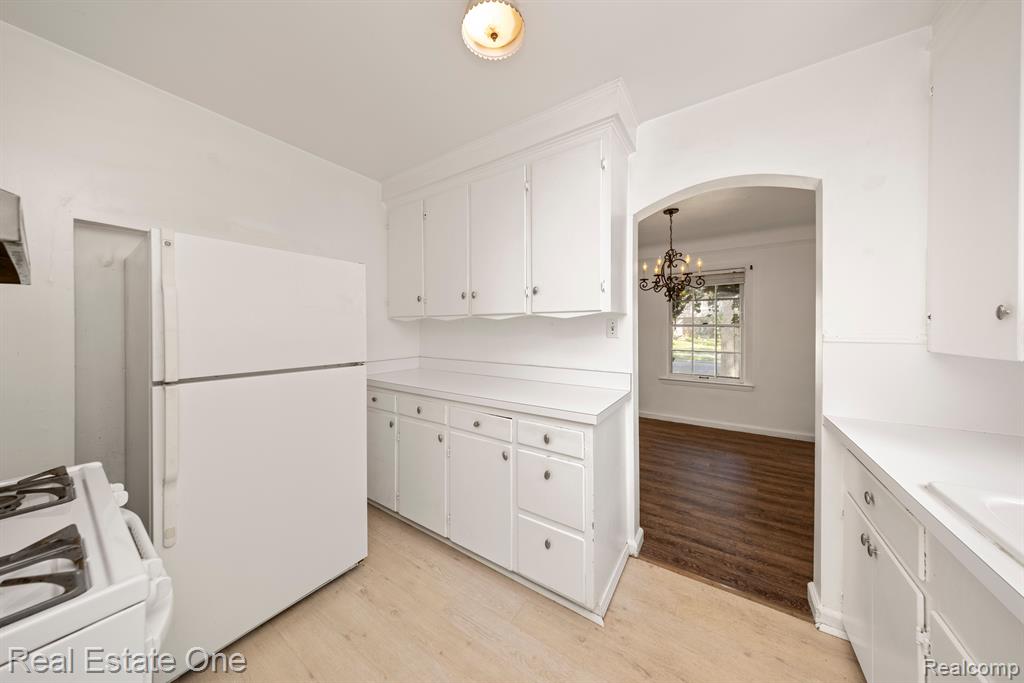 1347 Hampton Road Grosse Pointe Woods, MI 48236 - Photo 10 of 32 Gallery Image 10