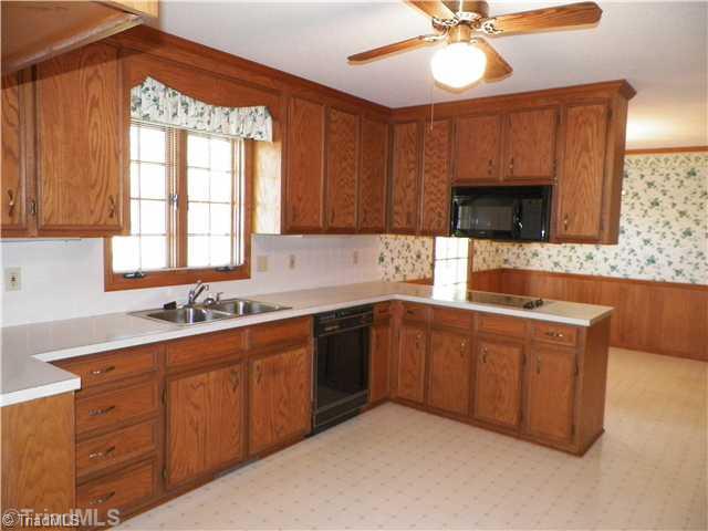 595 Ridgeway Lane Lexington, NC 27295 - Photo 3 of 16 Kitchen.