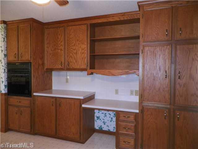 595 Ridgeway Lane Lexington, NC 27295 - Photo 4 of 16 Kitchen.