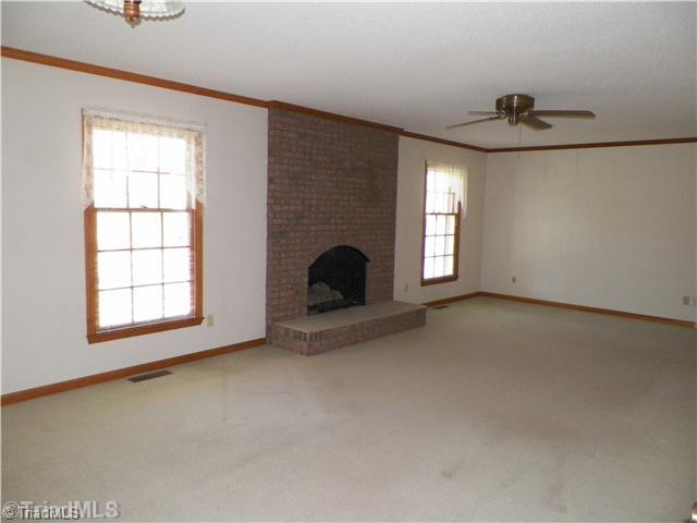 595 Ridgeway Lane Lexington, NC 27295 - Photo 6 of 16 Living Room.