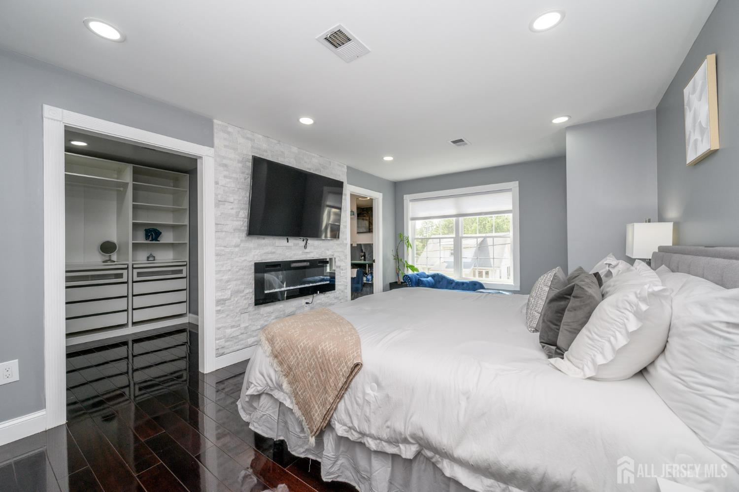 289 Indiana Street Union, NJ 07083 - Photo 19 of 45 a bedroom with a large bed and a tv