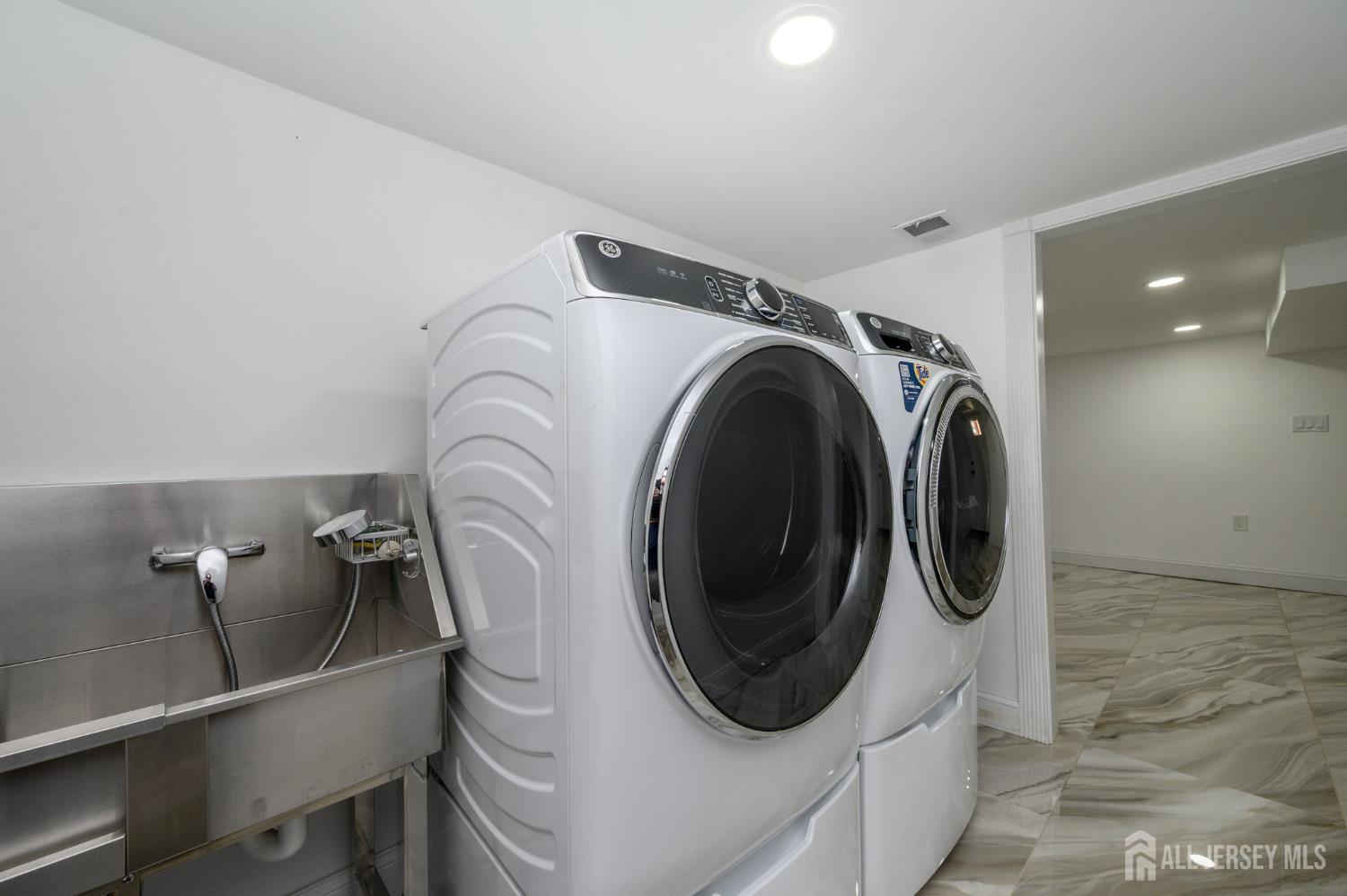289 Indiana Street Union, NJ 07083 - Photo 38 of 45 a utility room with dryer and washer