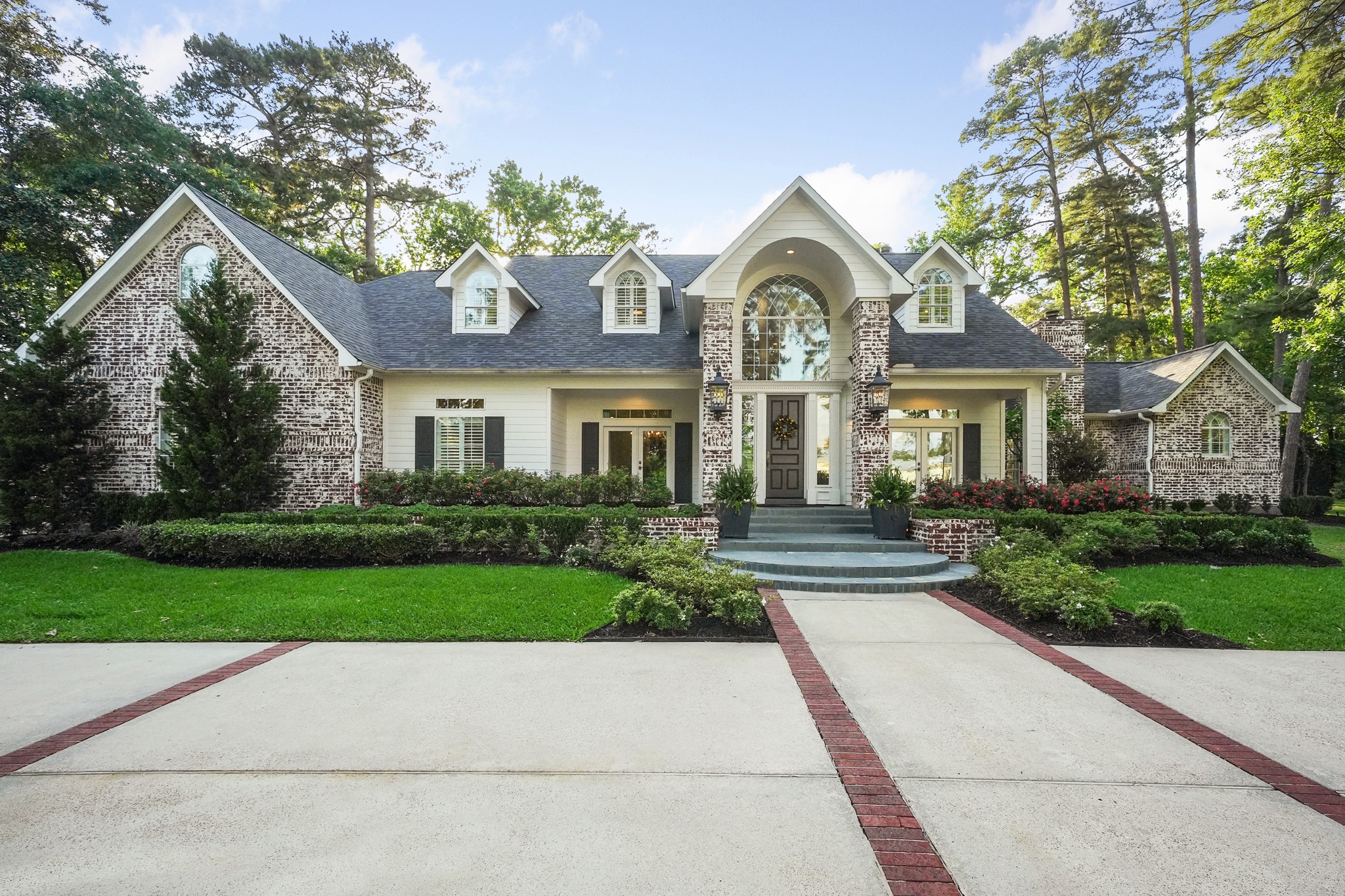 Welcome to 2207 Longmire Rd located in the 77304 zip code. Circle driveway in front of the property. You will also find ample parking which is perfect for family and friend events or entertaining large groups.