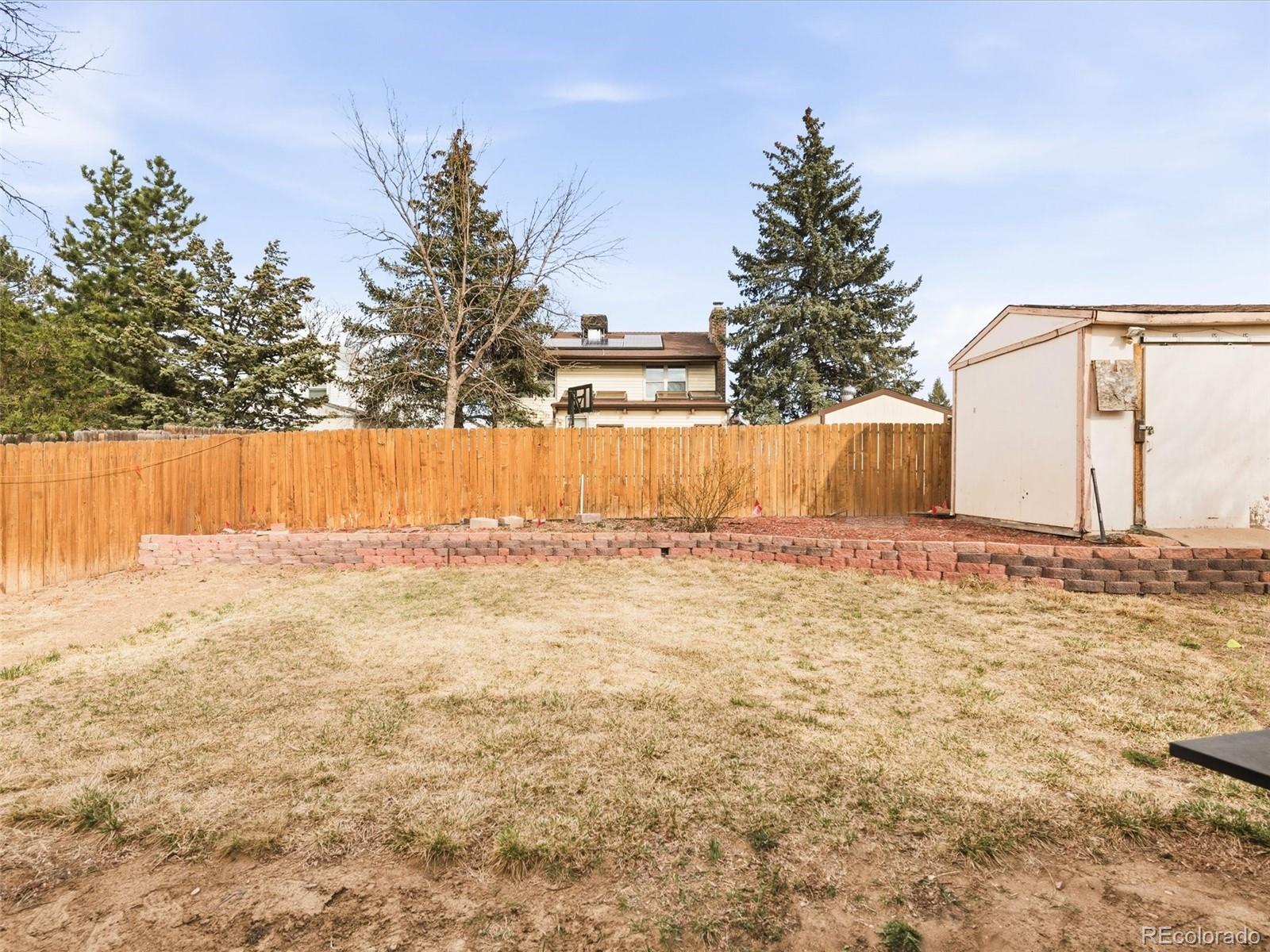 892 South Rifle Way Aurora, CO 80017 - Photo 28 of 32 a view of a backyard of the house