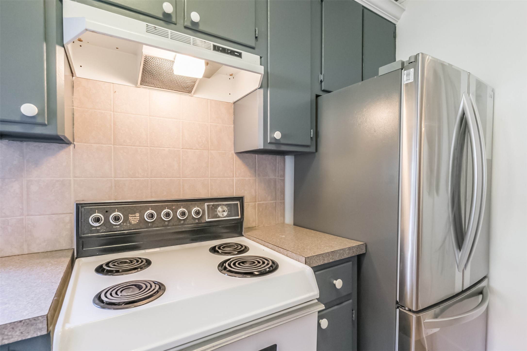 1716 Richmond Avenue, Unit 1 Houston, TX 77098 - Photo 11 of 22 a kitchen with a stove and a refrigerator