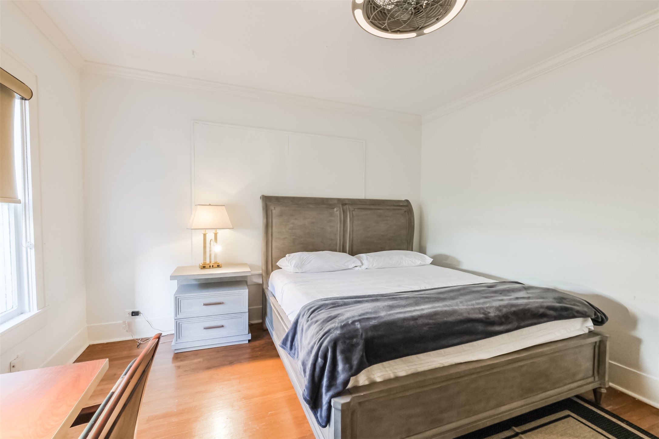 1716 Richmond Avenue, Unit 1 Houston, TX 77098 - Photo 16 of 22 a bedroom with a bed and a lamp