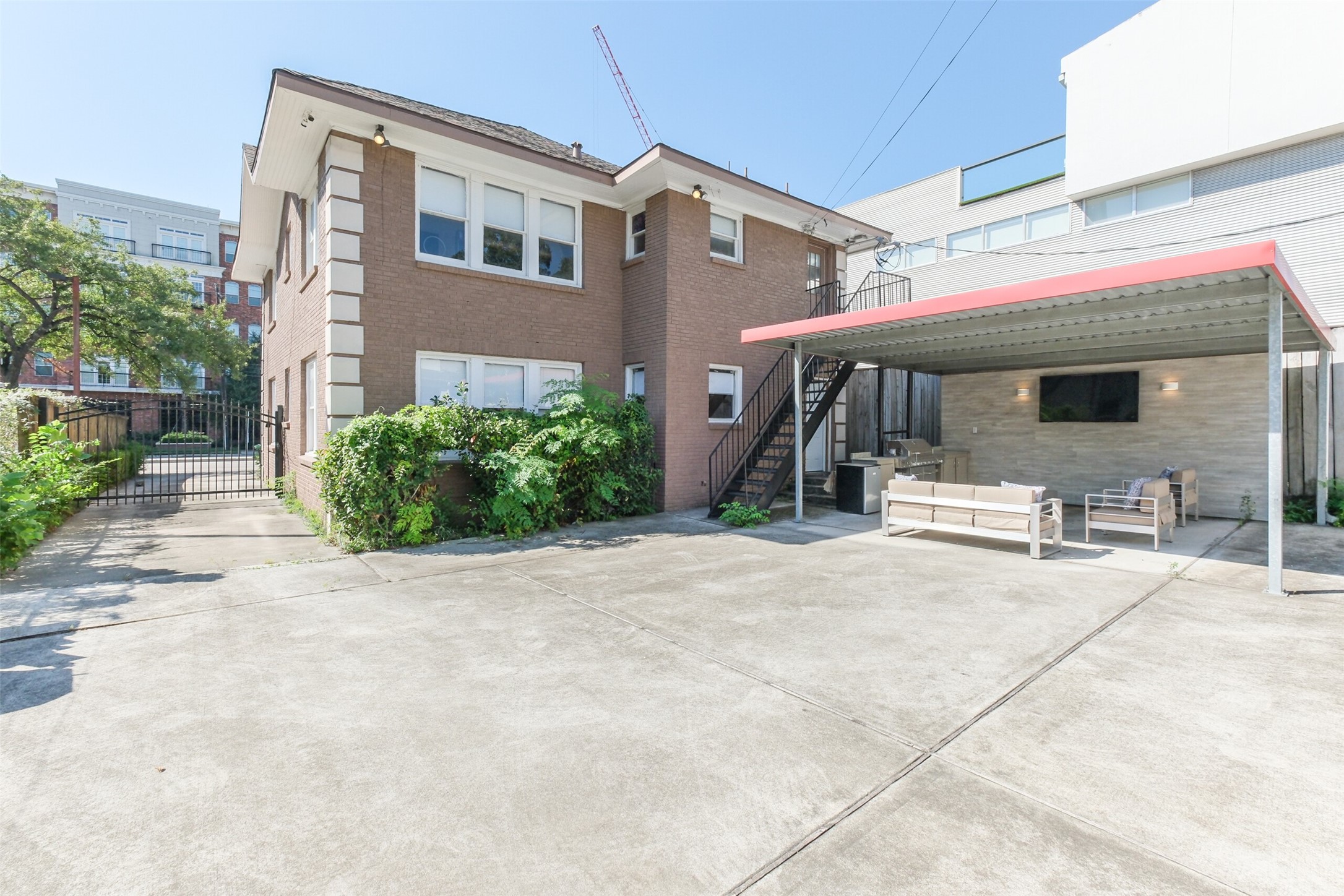 1716 Richmond Avenue, Unit 1 Houston, TX 77098 - Photo 21 of 22 a front view of house with yard