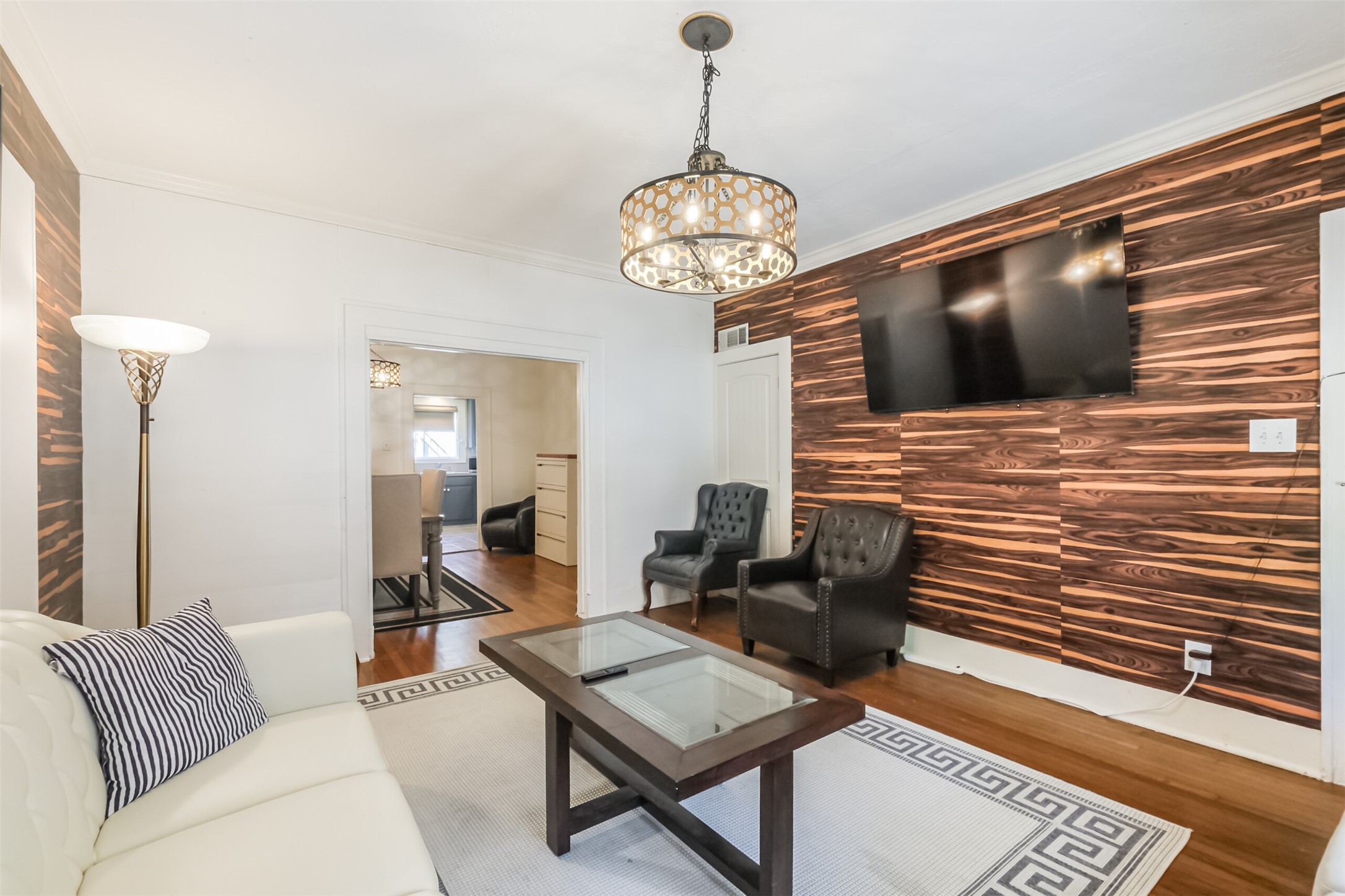 1716 Richmond Avenue, Unit 1 Houston, TX 77098 - Photo 7 of 22 a living room with furniture