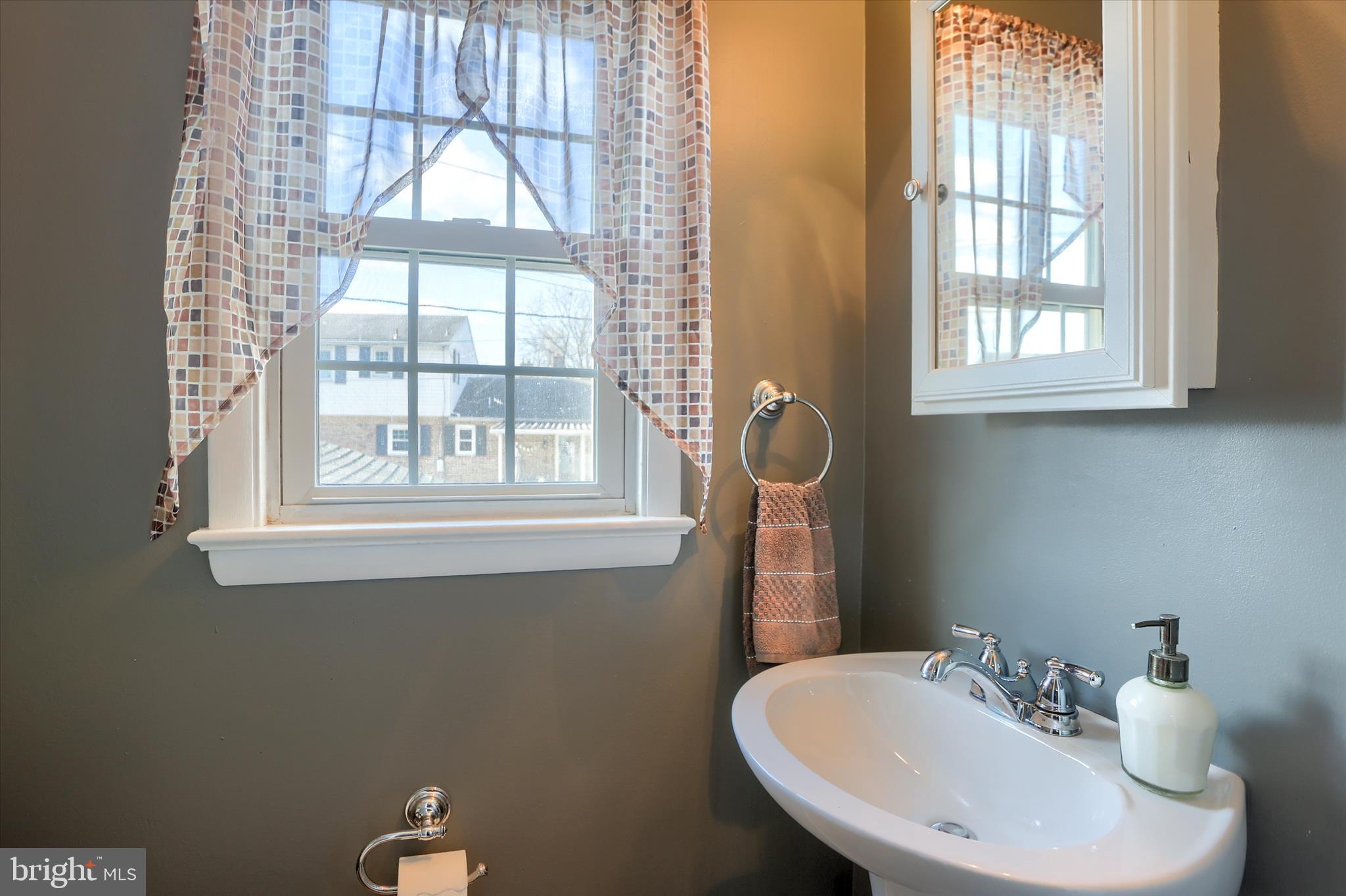 437 Appletree Road Camp Hill, PA 17011 - Photo 28 of 50 Primary Half Bathroom