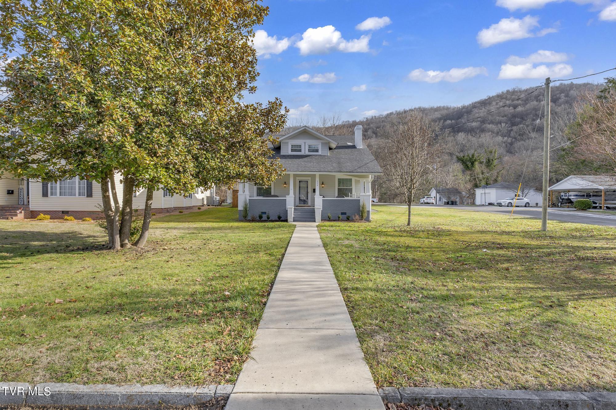 220 Wyandotte Ave East