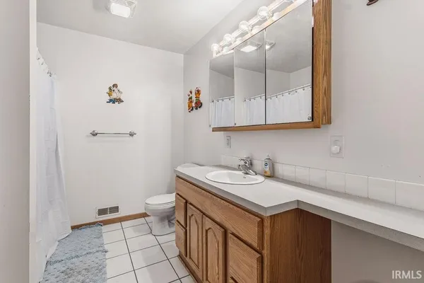 $299,900 | 2804 East Lapoint Drive, Milford, IN 46542