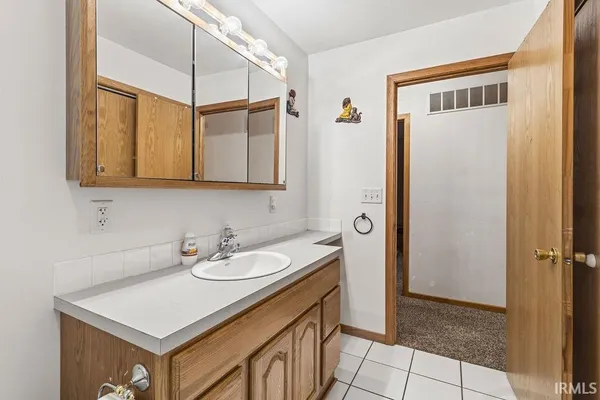 $299,900 | 2804 East Lapoint Drive, Milford, IN 46542