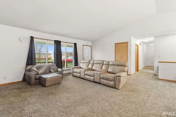 $299,900 | 2804 East Lapoint Drive, Milford, IN 46542