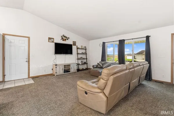 $299,900 | 2804 East Lapoint Drive, Milford, IN 46542
